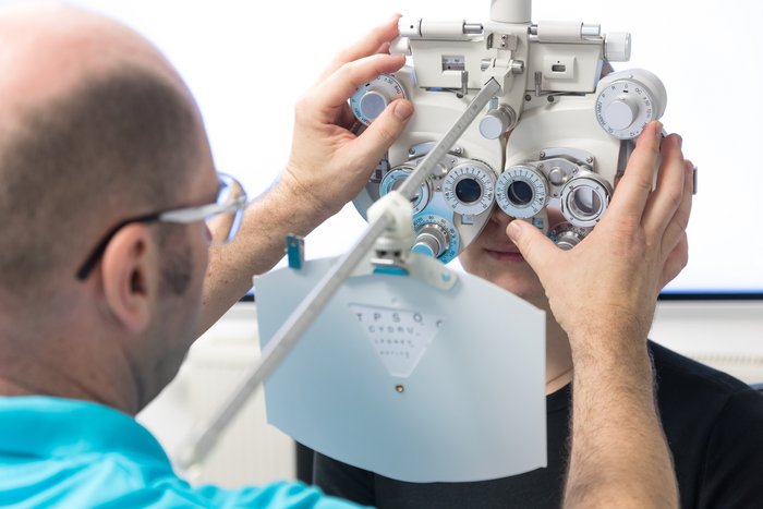 Einleitungsbild: Refraktionsbestimmung für Nähe