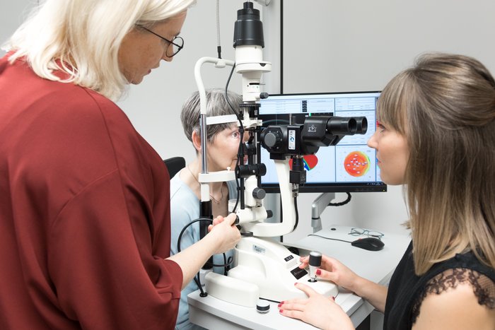 Einleitungsbild: Anpassung von Mehrstärken-Kontaktlinsen