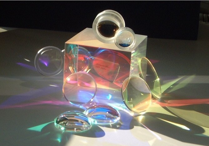 Einleitungsbild: Dünne Schichten für die Optik